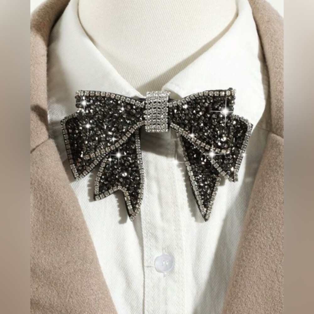 ✨NEW✨ Sparkling Rhinestone Bow Tie Brooch - Picture 5 of 6
